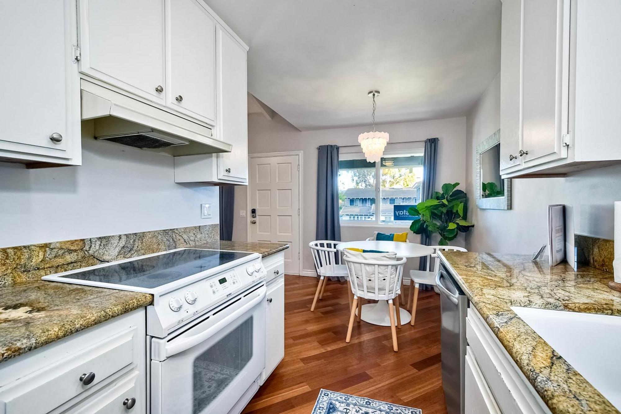 Apartment 90 Walk Score - Steps To & Dining - Reserved Parking *