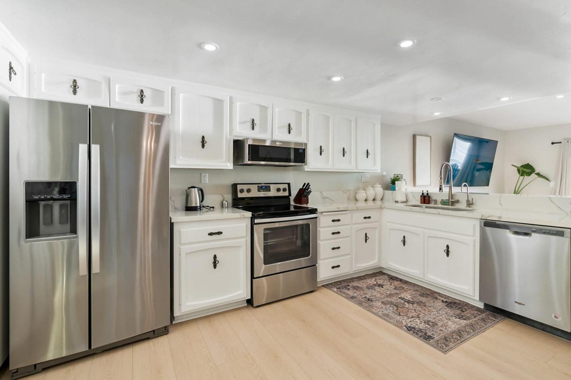 Beachfront In - Remodeled Holiday home *
