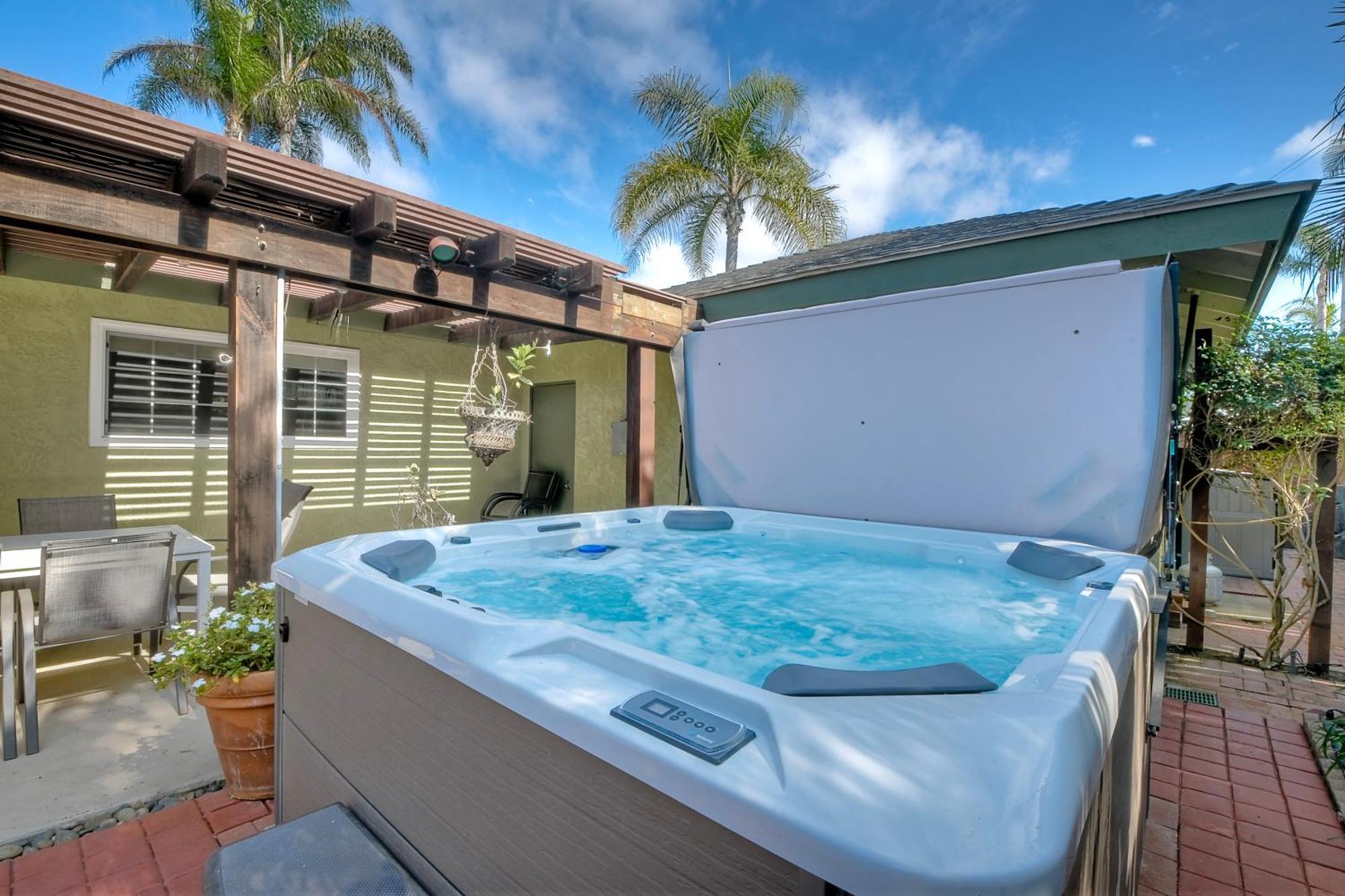 Hot Tub, Fire Pit, Bbq, Shuffleboard, Walk To Holiday home