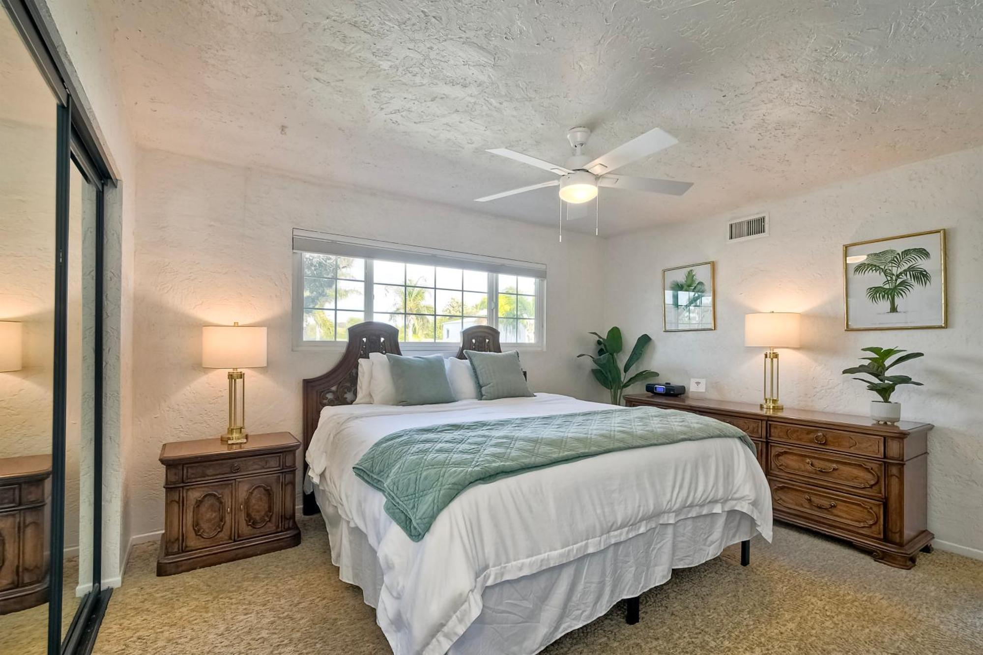 Hot Tub, Fire Pit, Bbq, Shuffleboard, Walk To