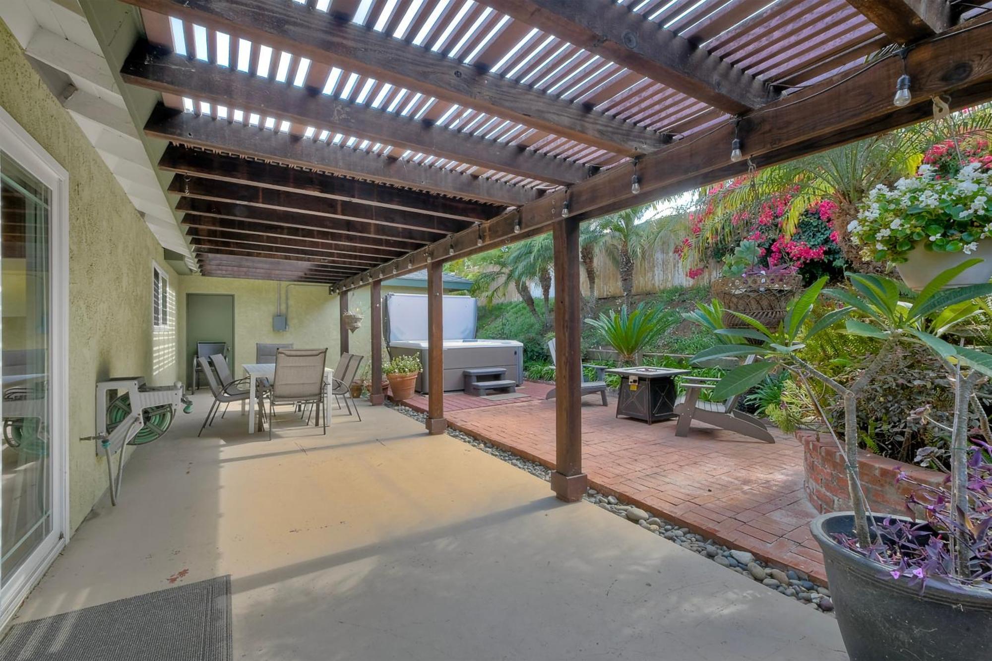 Hot Tub, Fire Pit, Bbq, Shuffleboard, Walk To *