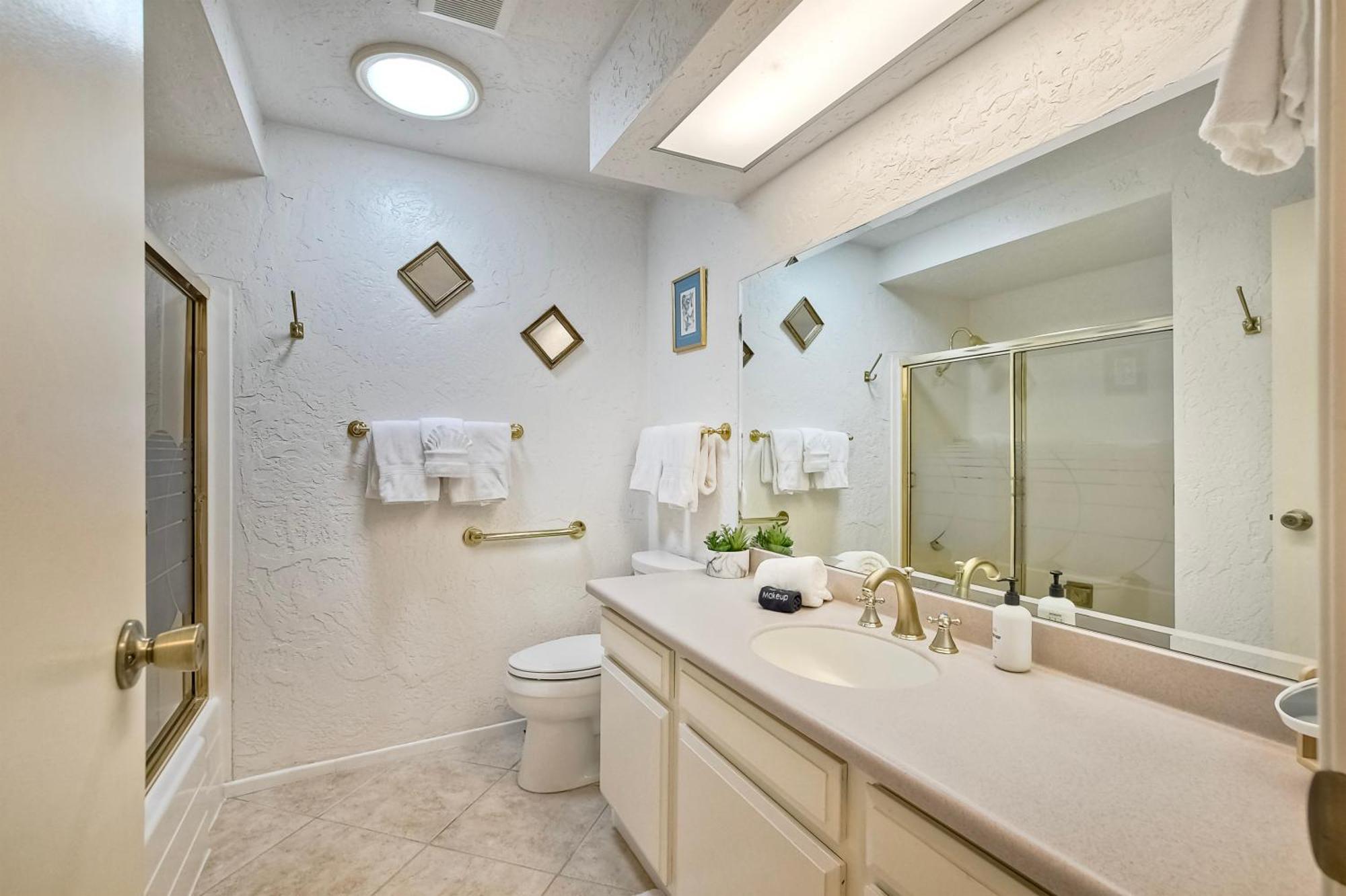 Hot Tub, Fire Pit, Bbq, Shuffleboard, Walk To Holiday home Carlsbad