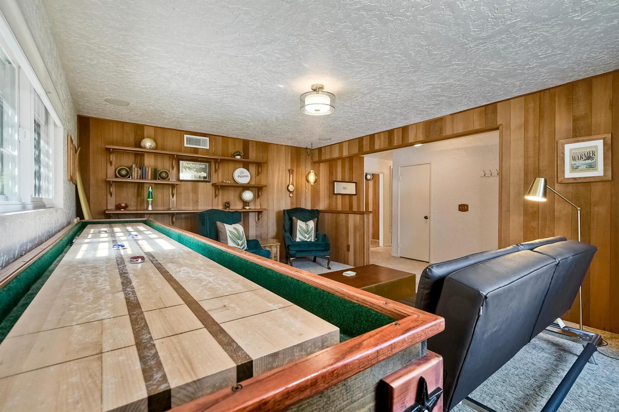 Hot Tub, Fire Pit, Bbq, Shuffleboard, Walk To