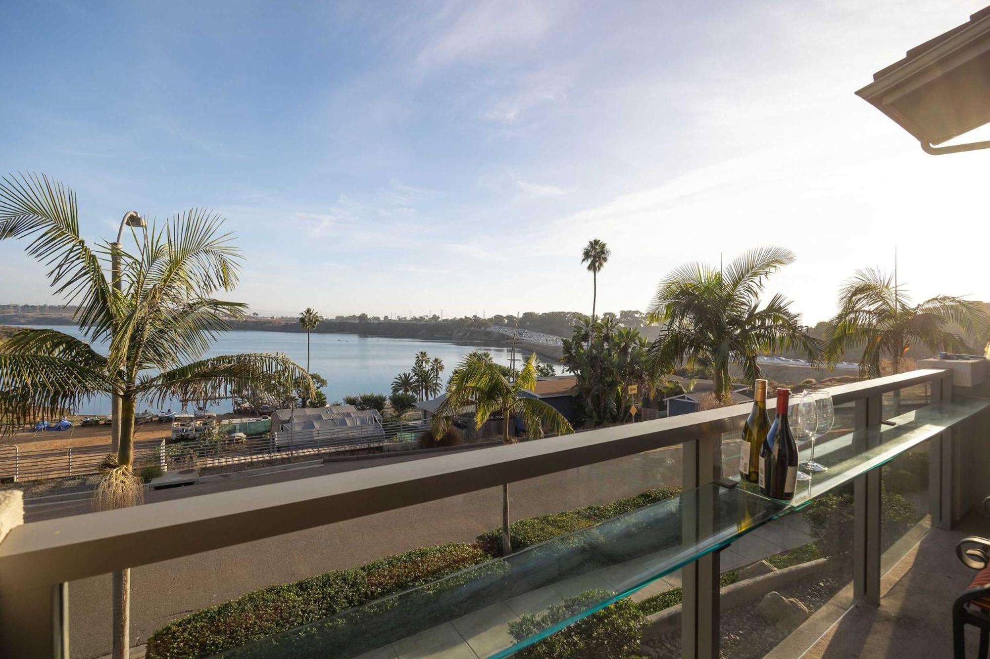 Water Views On Every Floor For Multi - Walk To The Holiday home