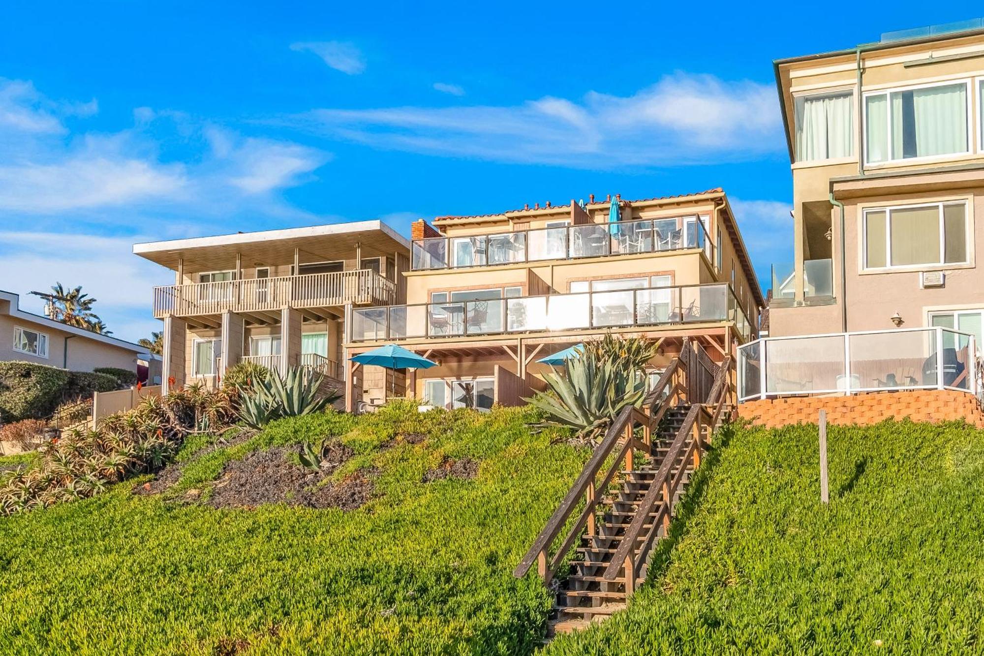 Amazing Beachfront With Deck, Patio, & Balcony Apartment