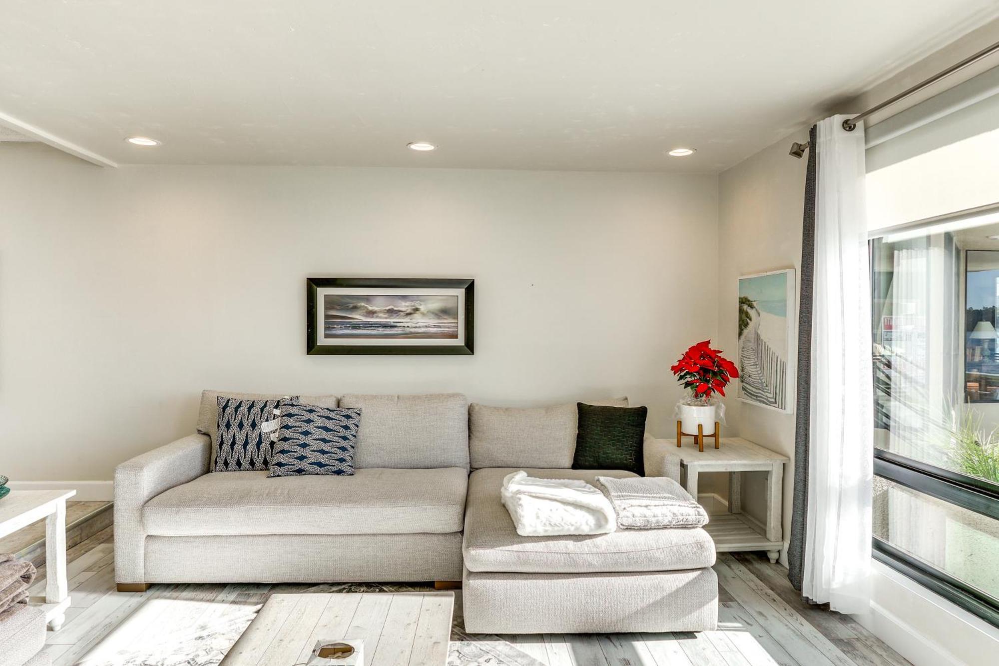 Apartment Waterfront With Dock Access In Carlsbad! Carlsbad