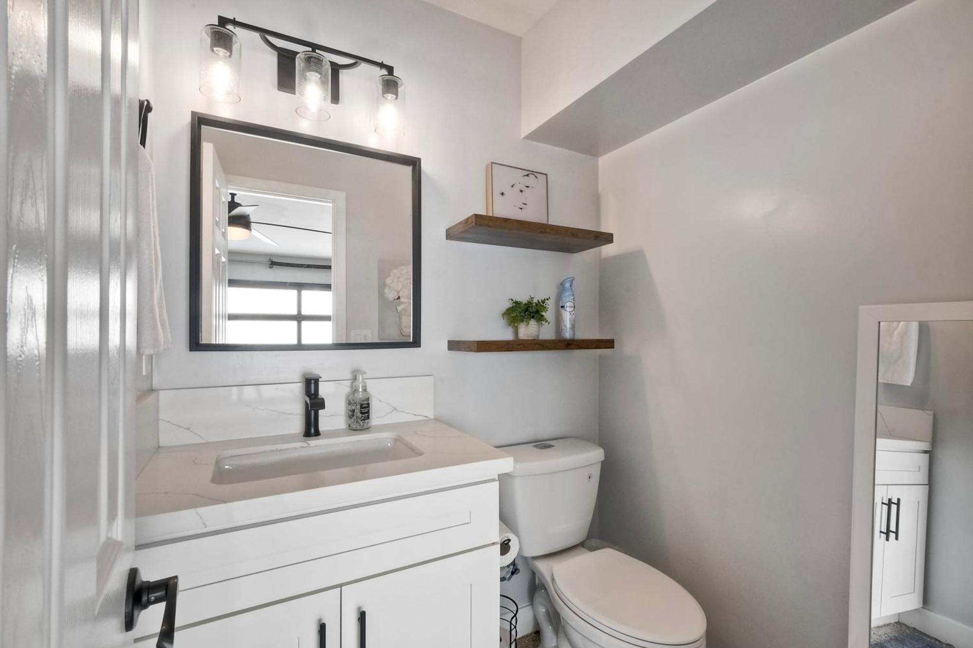 Luxury Duplex, Sleeps 9, Dog-friendly, Ac, Fire Pit & Grill