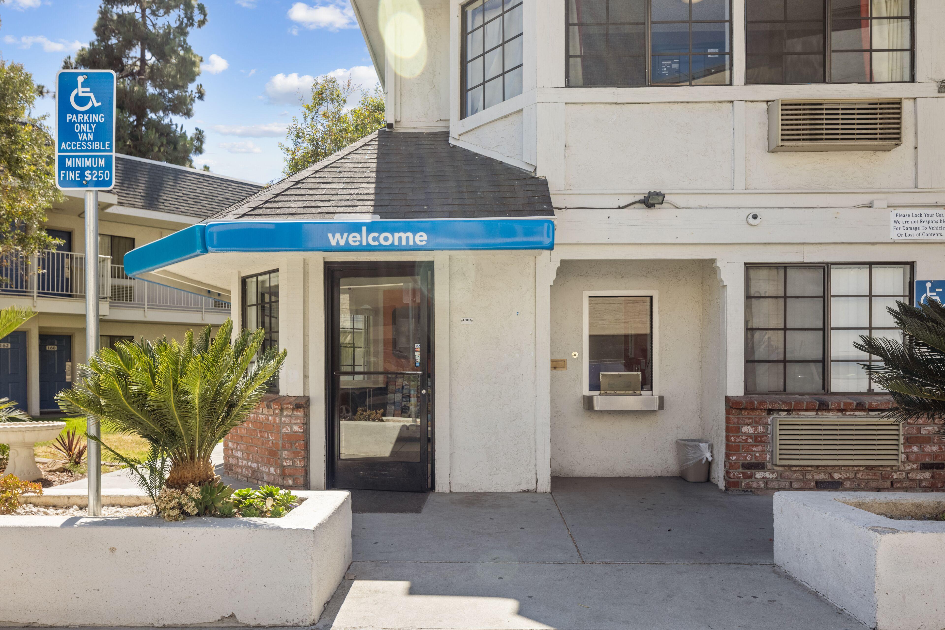 Hotel 6-carlsbad, Ca - Village 2*