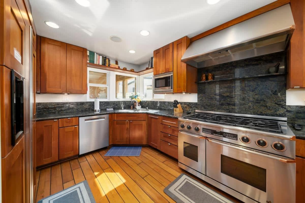 Hot Tub Ocean Views 3 Bedroom Private Holiday home