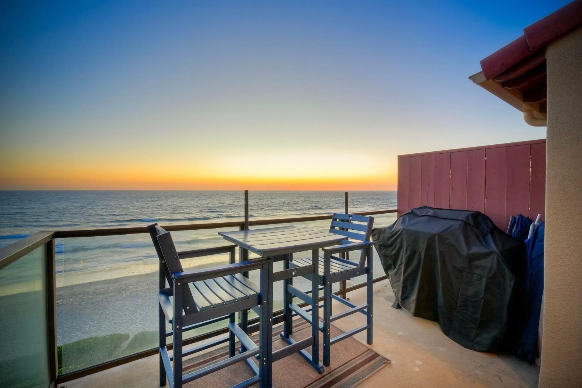 Apartment Oceanfront Condo, Private Balcony, Access, Sunset Views *