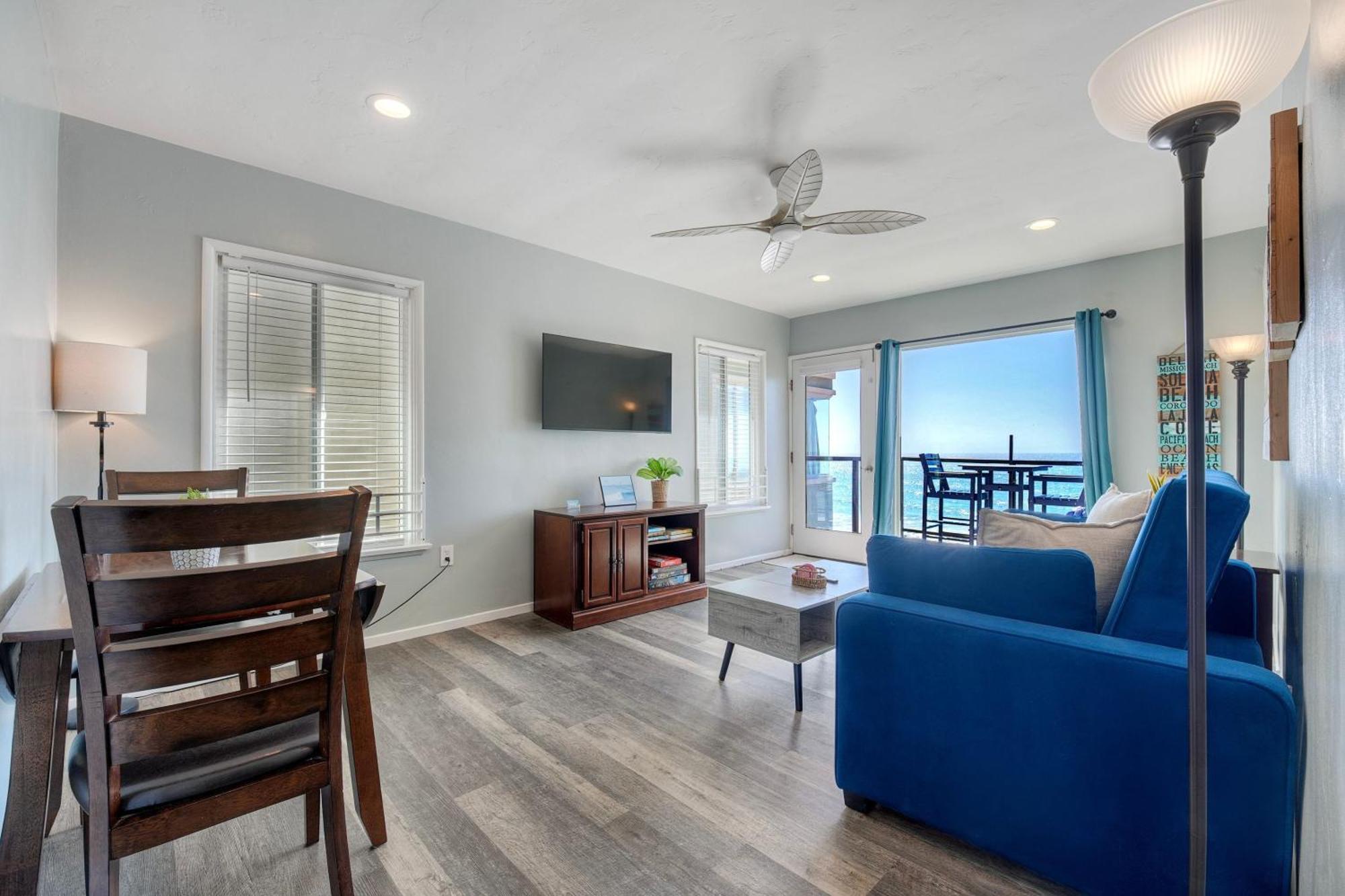 Oceanfront Condo, Private Balcony, Access, Sunset Views Apartment *