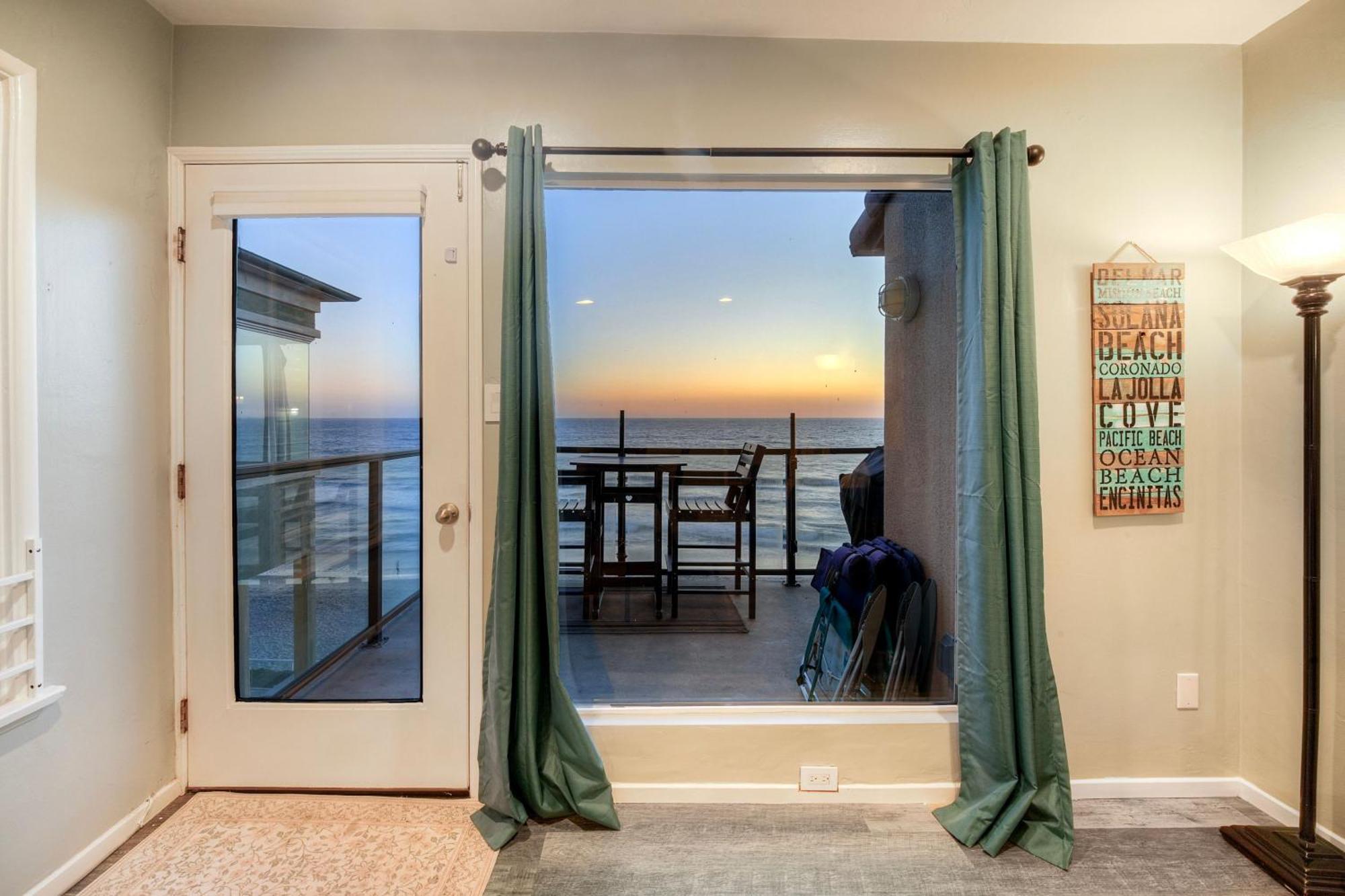 Apartment Oceanfront Condo, Private Balcony, Access, Sunset Views *