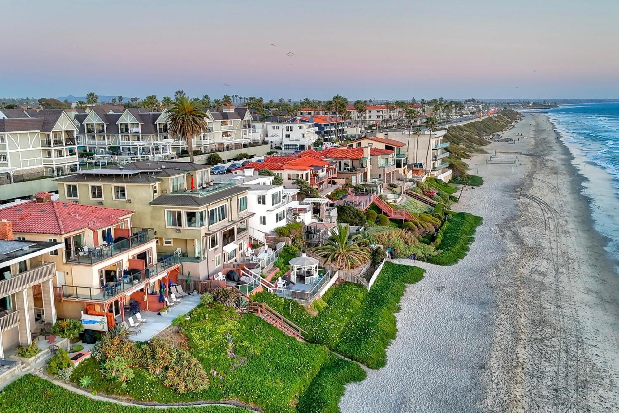 Oceanfront Condo, Private Balcony, Access, Sunset Views Apartment