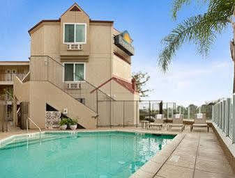 Days By Wyndham Hotel Carlsbad