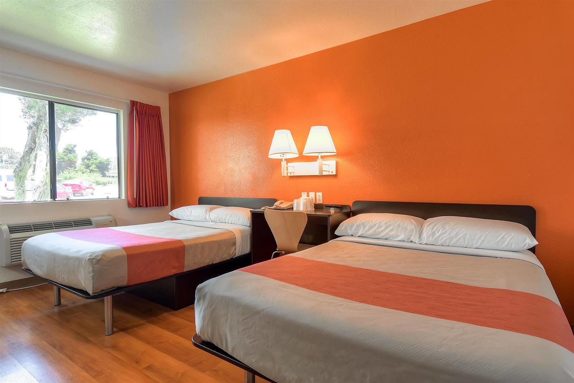 Hotel 6-carlsbad, Ca - Village