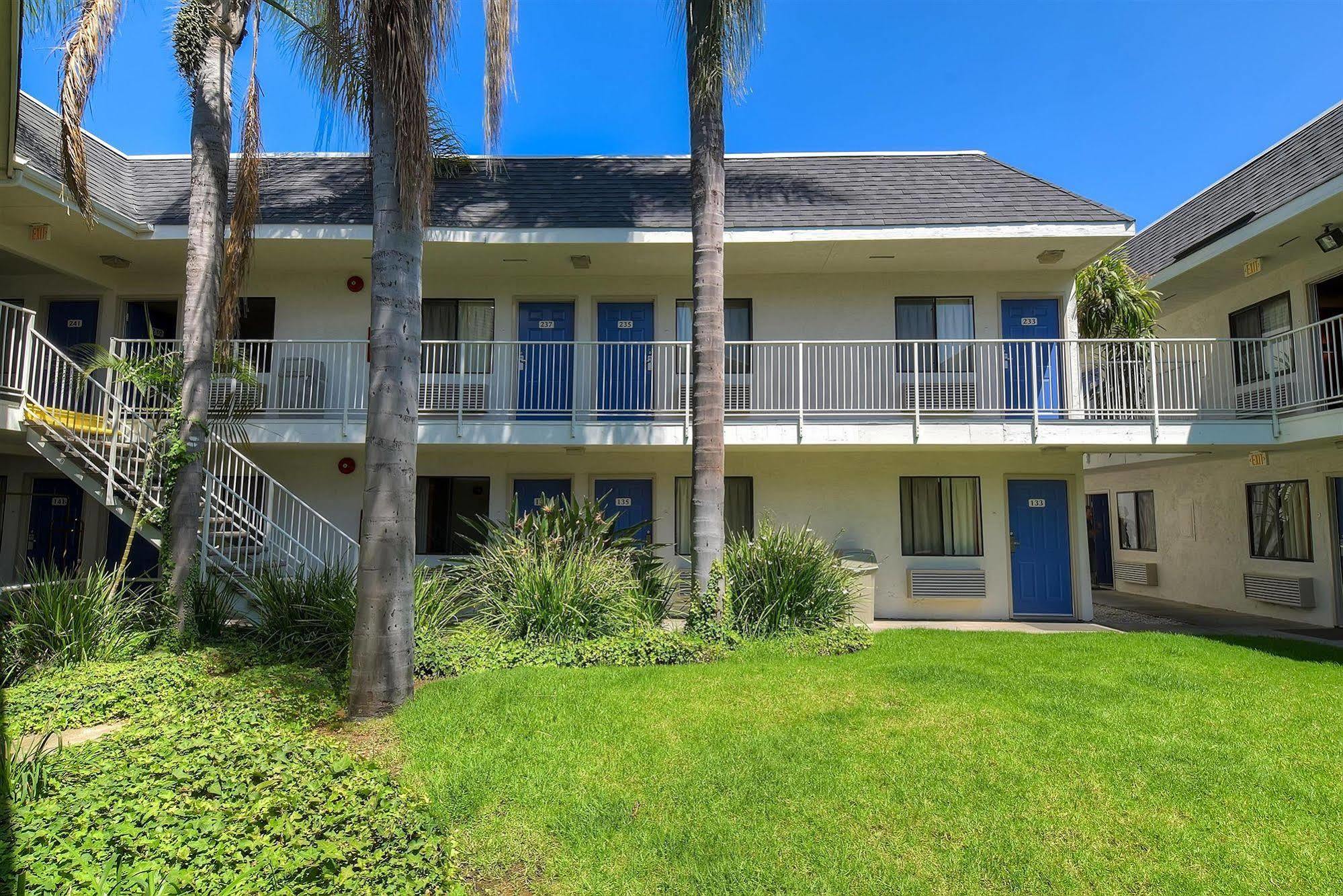 6-carlsbad, Ca - Village Hotel 2*