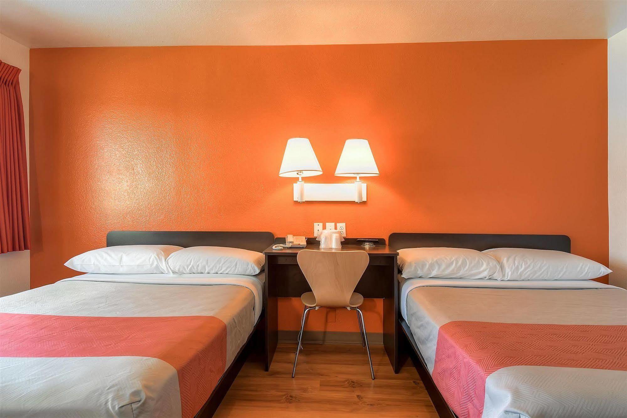 6-carlsbad, Ca - Village Hotel 2*