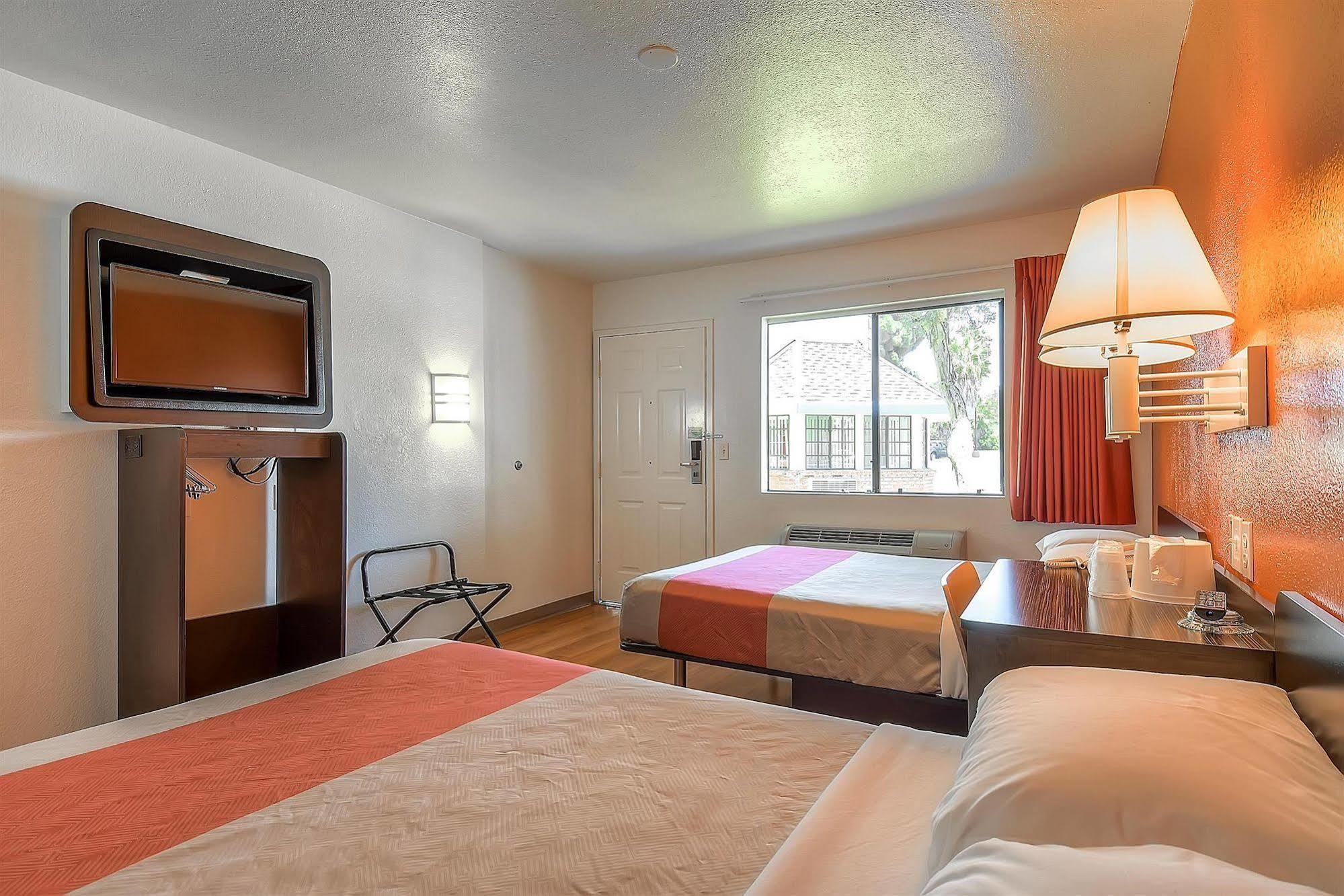 6-carlsbad, Ca - Village Hotel Carlsbad