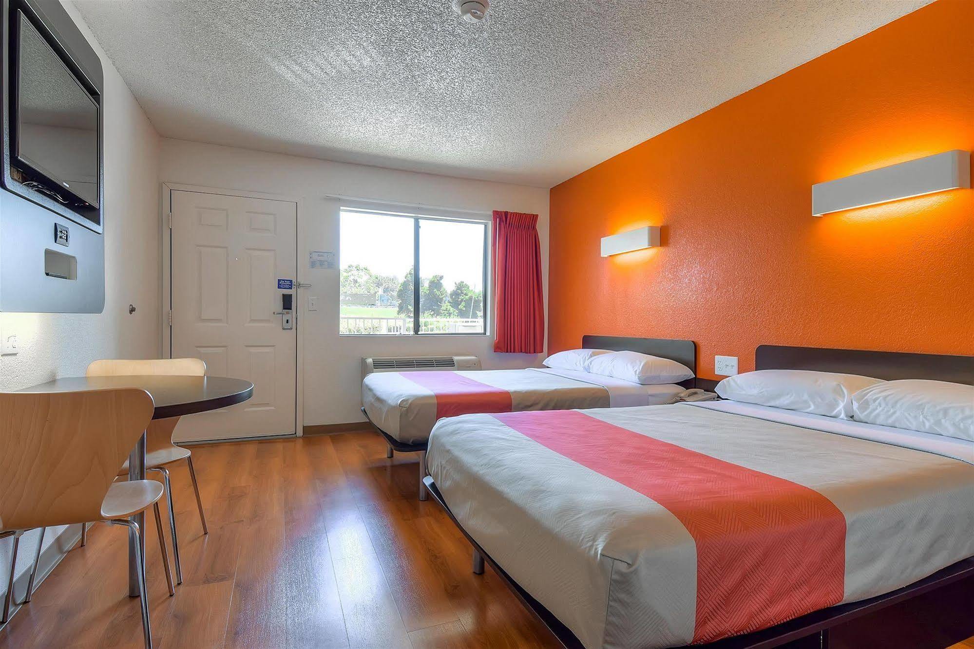 6-carlsbad, Ca - Village Hotel 2*