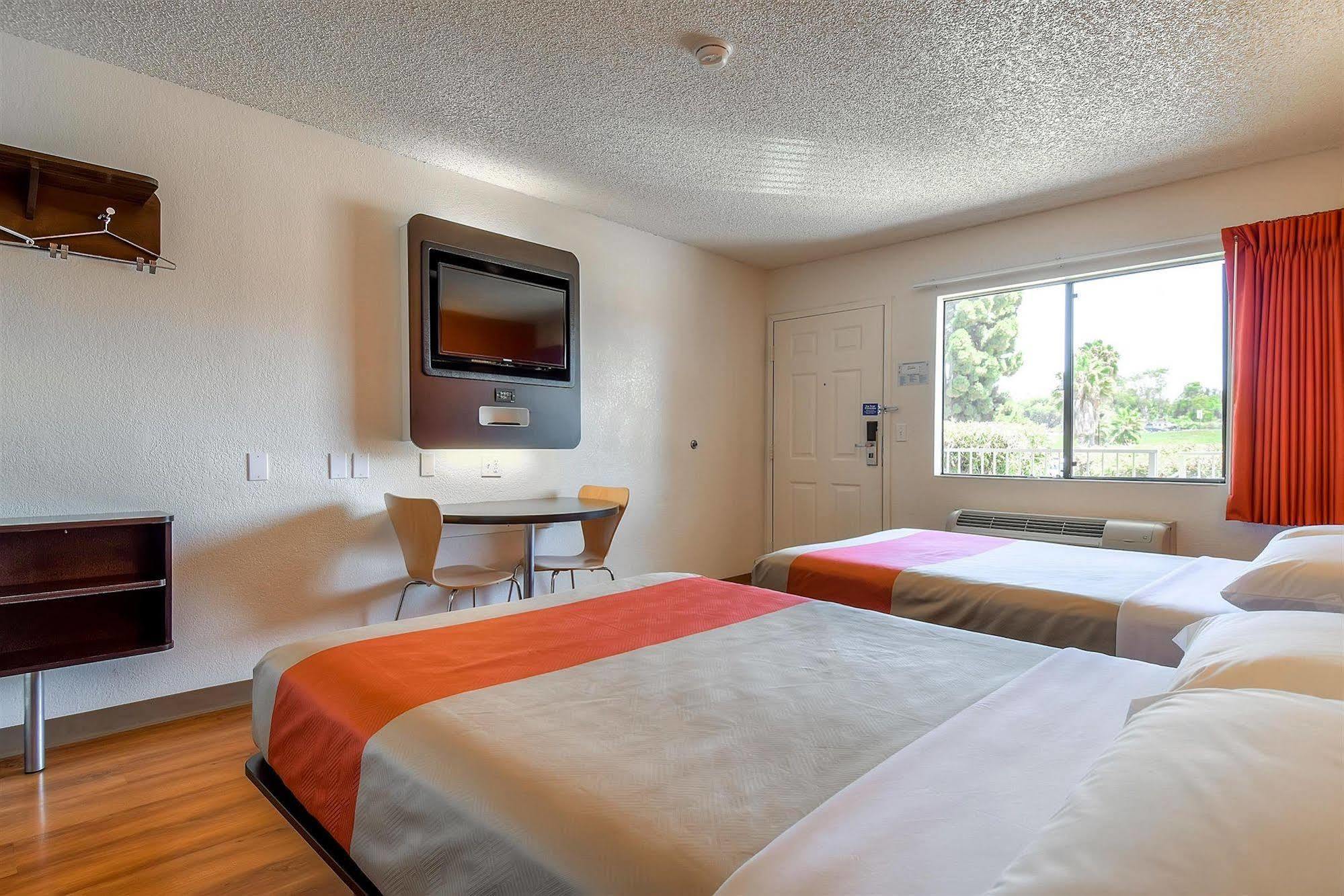6-carlsbad, Ca - Village Hotel 2*