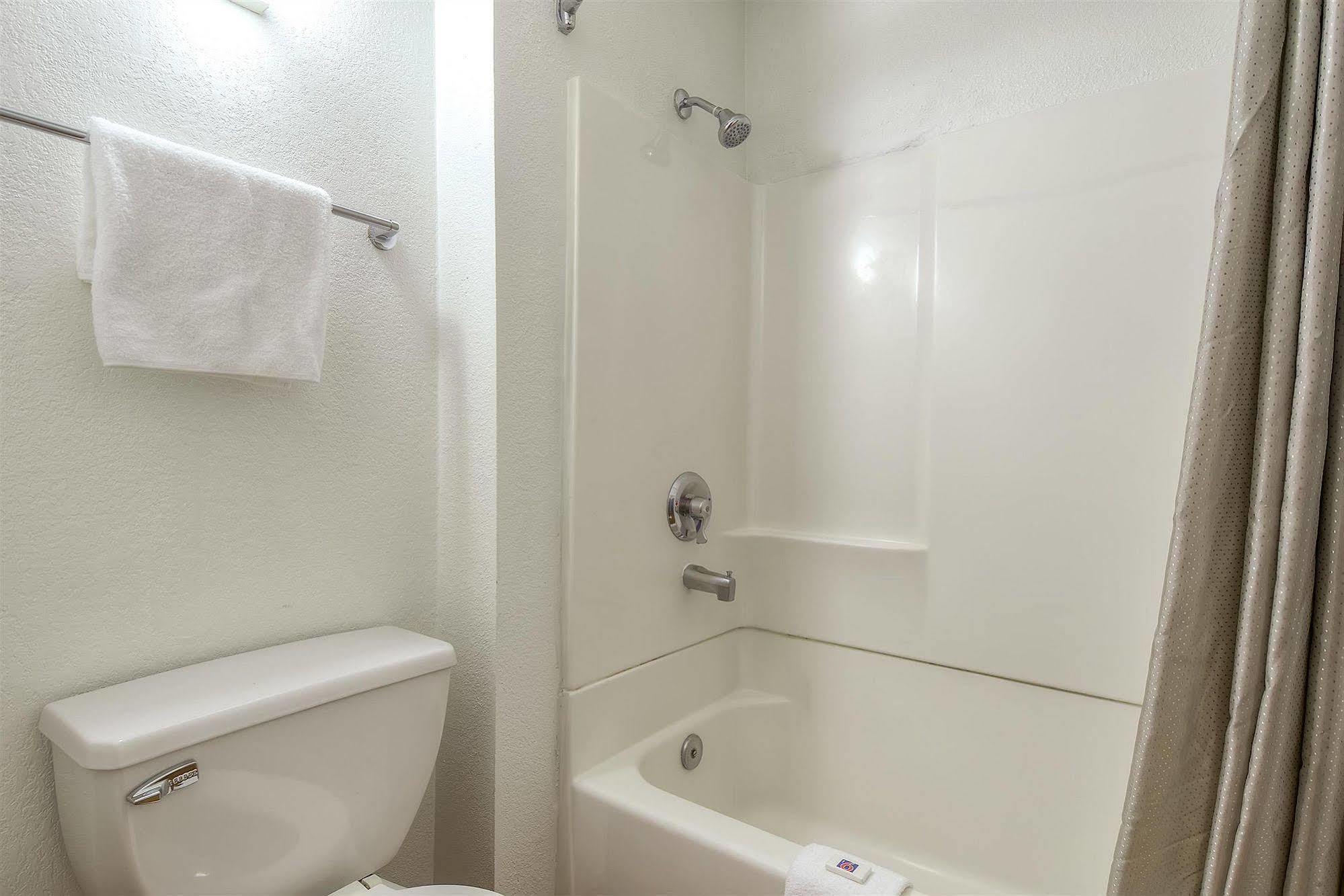 6-carlsbad, Ca - Village Hotel Carlsbad