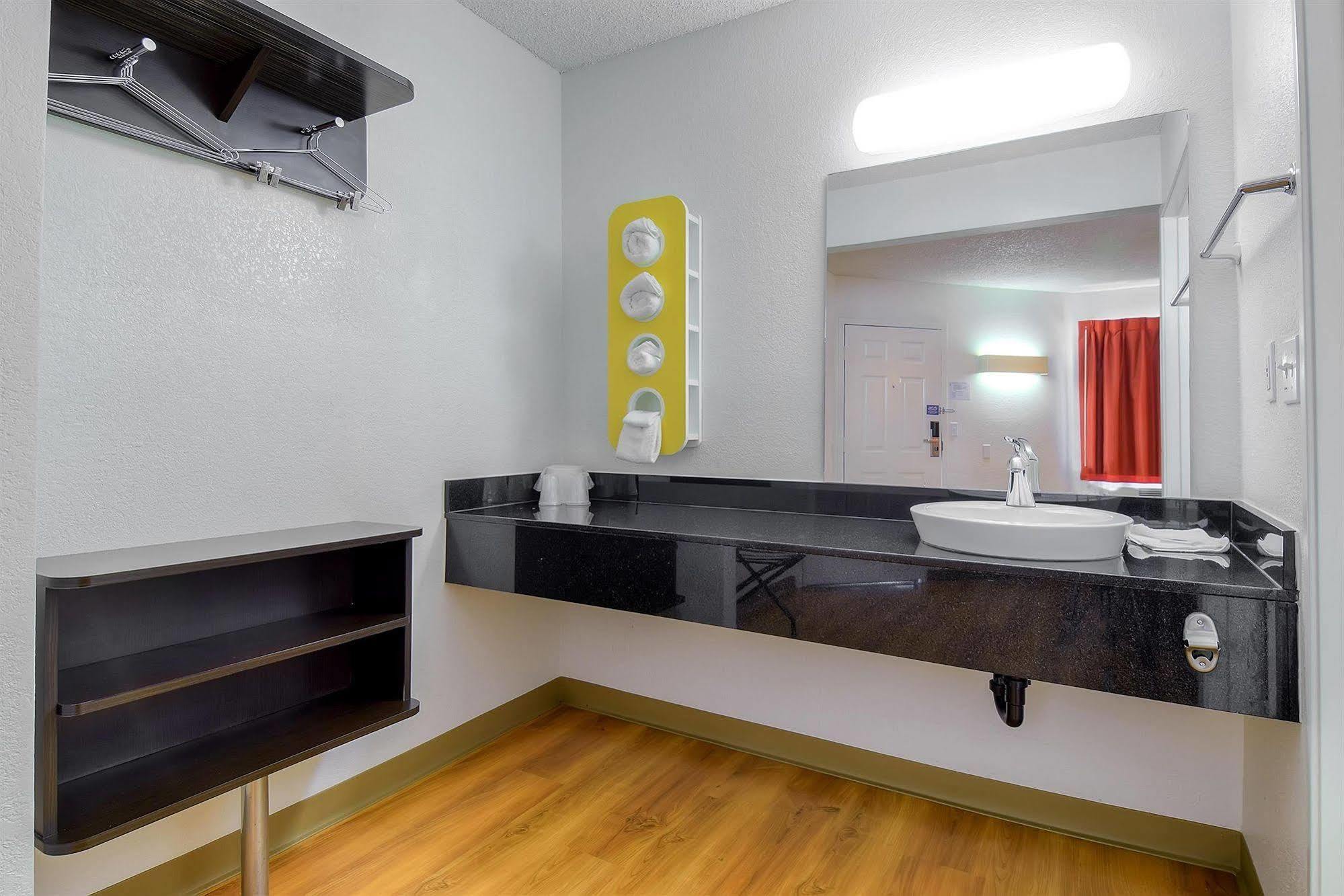 Hotel 6-carlsbad, Ca - Village 2*