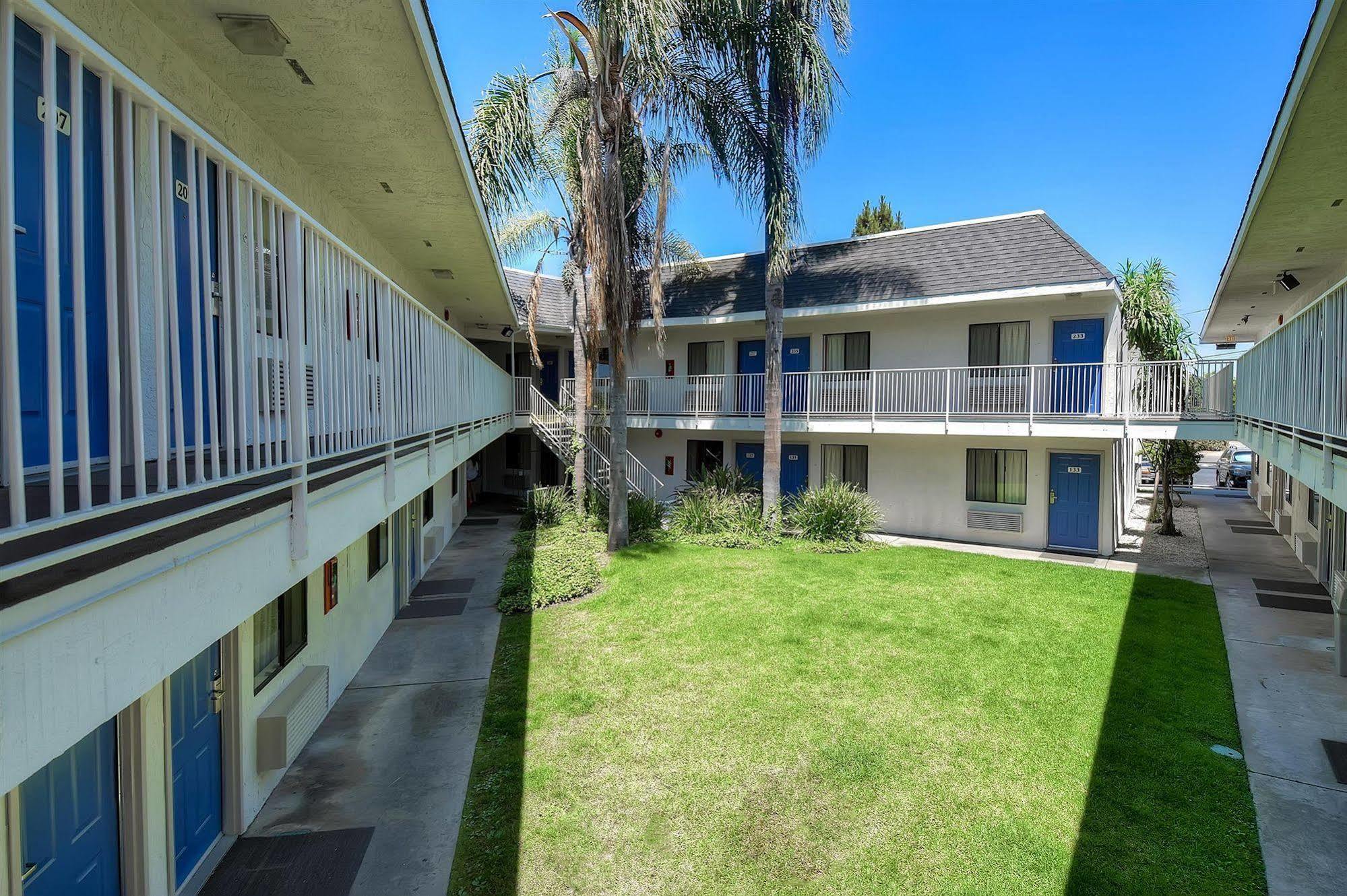 6-carlsbad, Ca - Village Hotel 2*