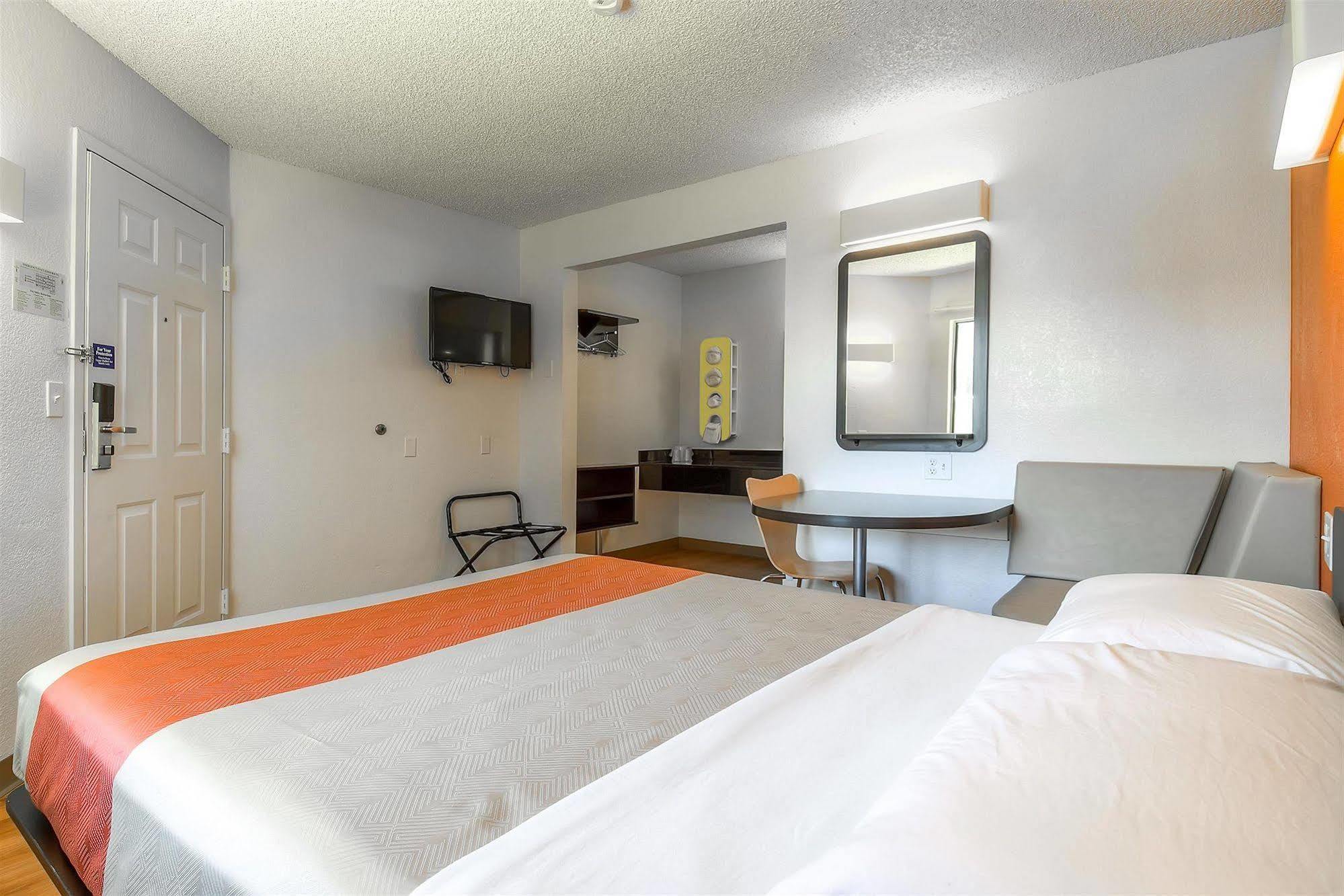6-carlsbad, Ca - Village Hotel 2*