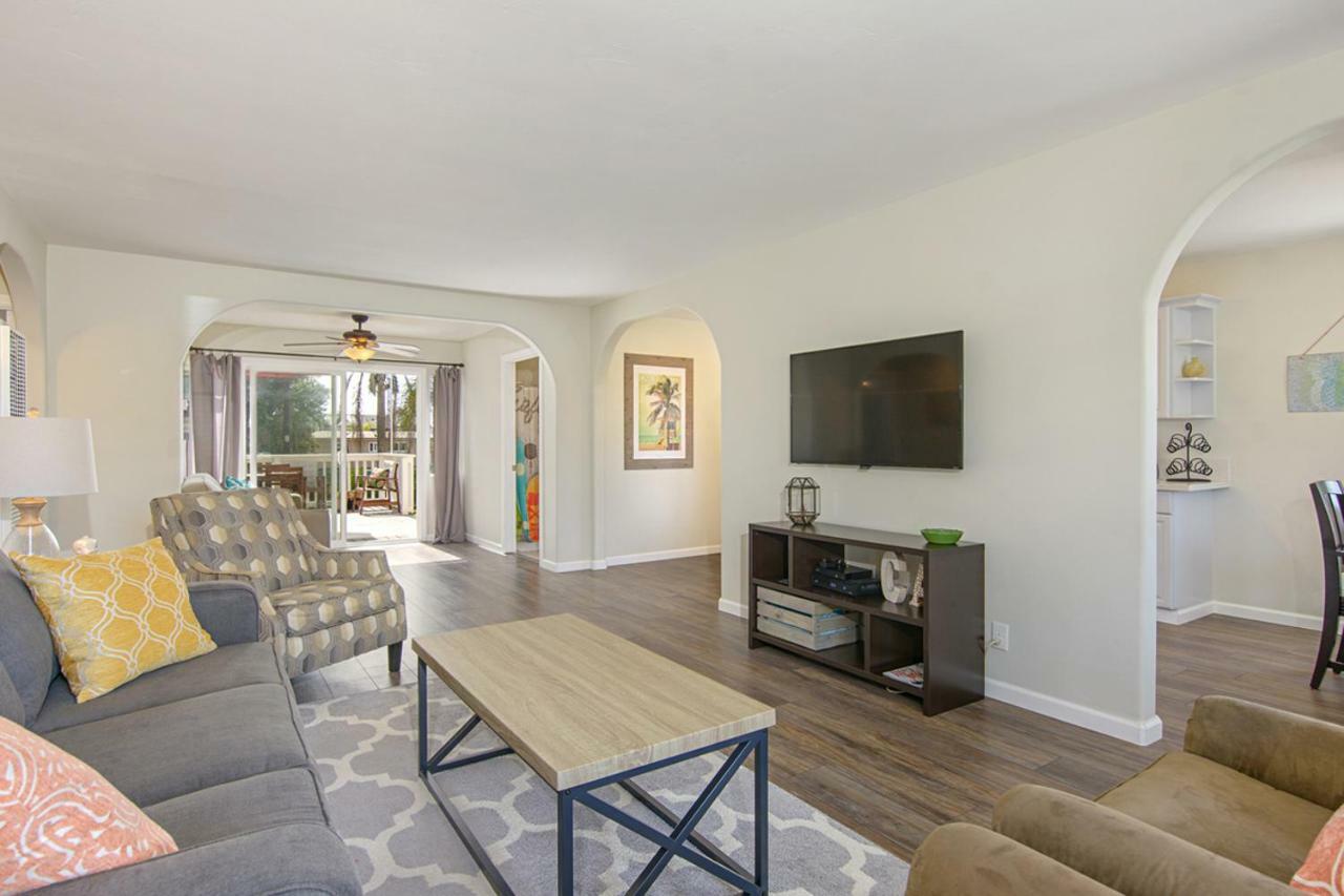 Ultimate - 1 Block From - Huge Backyard Holiday home