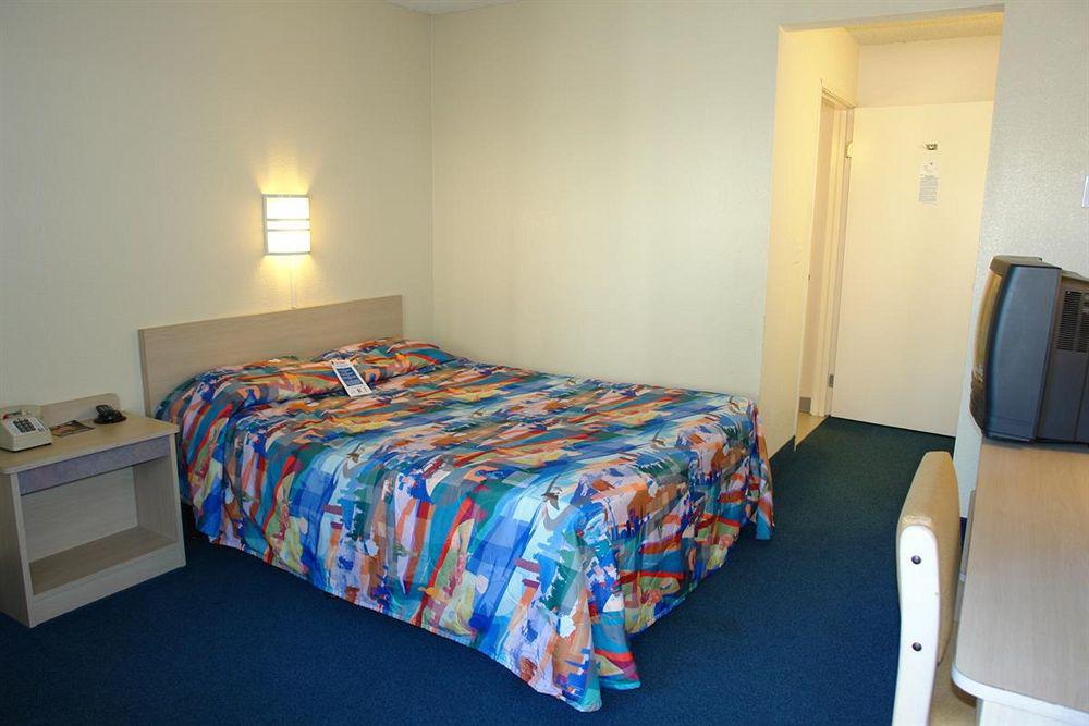 6-carlsbad, Ca - Village Hotel 2*